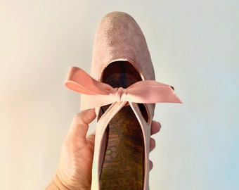 Peoni Pink Suede Leather Sbicca Off Beats Shoes - 1960s Italian Loafers - Bow Accent - Clara Plush 1920s Style Closure - Soft Girl Aesthetic