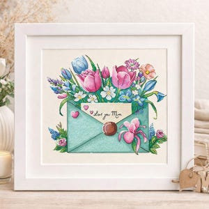 Può includere: Una stampa ad acquerello incorniciata con una busta turchese traboccante di fiori colorati. La busta ha un bottone marrone e una carta con la scritta "Love you Mom". I fiori includono tulipani rosa, iris blu e altri fiori.