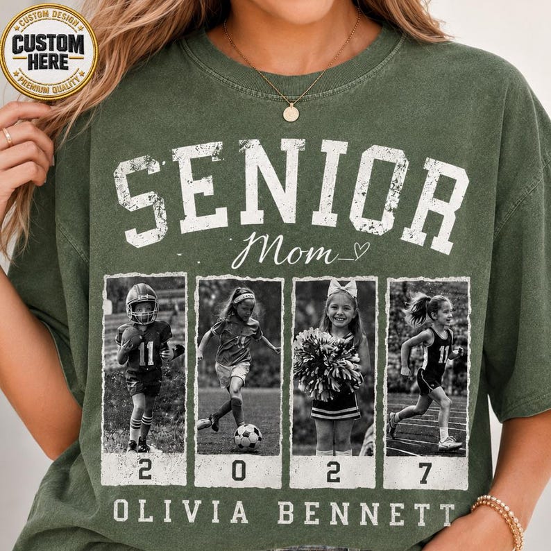 K&ouml;nnte beinhalten: Ein dunkelolivgr&uuml;nes T-Shirt mit dem wei&szlig;en Text SENIOR Mom und dem Namen Olivia Bennett. Unter dem Text befinden sich vier schwarz-wei&szlig;e Fotofelder, die ein Kind in Sportkleidung zeigen, mit der Jahreszahl 2027 am unteren Rand der Felder.