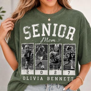 K&ouml;nnte beinhalten: Ein olivgr&uuml;nes Kurzarm-T-Shirt mit dem wei&szlig;en Schriftzug SENIOR Mom und vier schwarz-wei&szlig;en Fotopaneelen einer Sch&uuml;lerin. Unter den Fotos stehen die Zahlen 2 0 2 7 und der Name OLIVIA BENNETT in wei&szlig;en Blockbuchstaben gedruckt.
