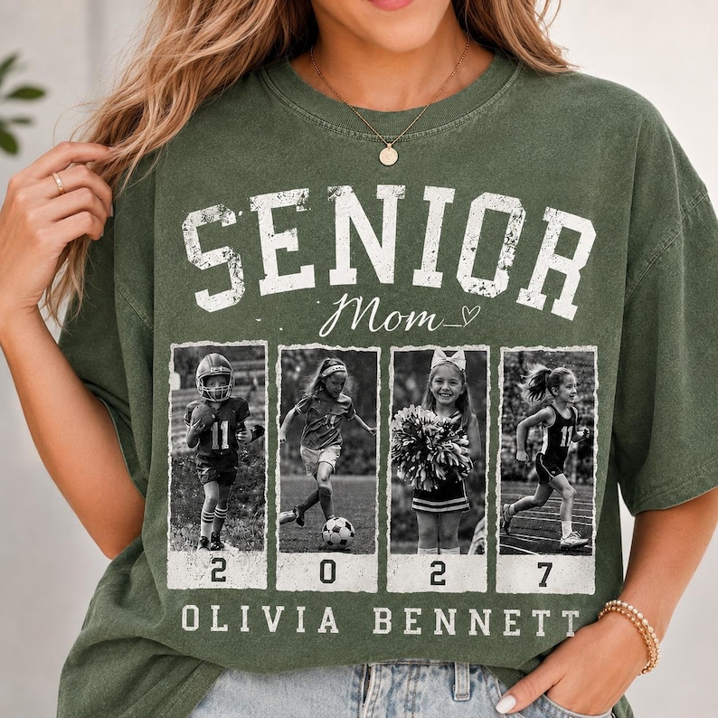 K&ouml;nnte beinhalten: Ein olivgr&uuml;nes Kurzarm-T-Shirt mit dem wei&szlig;en Schriftzug SENIOR Mom und vier schwarz-wei&szlig;en Fotopaneelen einer Sch&uuml;lerin. Unter den Fotos stehen die Zahlen 2 0 2 7 und der Name OLIVIA BENNETT in wei&szlig;en Blockbuchstaben gedruckt.