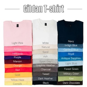 K&ouml;nnte beinhalten: Eine Sammlung von Gildan T-Shirts, die in drei vertikalen Spalten angeordnet sind und eine gro&szlig;e Vielfalt an Farben zeigen, darunter Hellrosa, Wei&szlig;, Marineblau, Azalee, Sand, Asche, Sportgrau, Anthrazit, Schwarz, Orange, Rot, Gold sowie verschiedene Blau- und Gr&uuml;nt&ouml;ne.