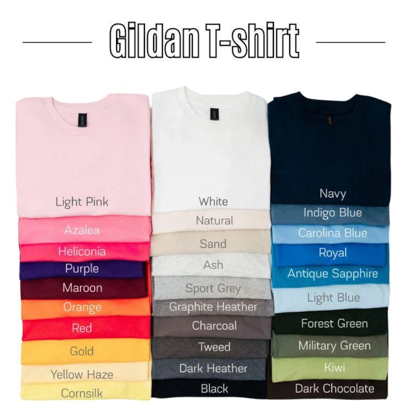 K&ouml;nnte beinhalten: Eine Sammlung von Gildan T-Shirts, die in drei vertikalen Spalten angeordnet sind und eine gro&szlig;e Vielfalt an Farben zeigen, darunter Hellrosa, Wei&szlig;, Marineblau, Azalee, Sand, Asche, Sportgrau, Anthrazit, Schwarz, Orange, Rot, Gold sowie verschiedene Blau- und Gr&uuml;nt&ouml;ne.