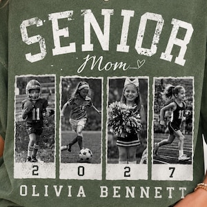 K&ouml;nnte beinhalten: Ein olivgr&uuml;nes T-Shirt mit dem wei&szlig;en Schriftzug SENIOR Mom und einem Herzsymbol. Darunter befinden sich vier schwarz-wei&szlig;e Fotopaneele eines Kindes in Sportkleidung beim Football, Fu&szlig;ball, Cheerleading und Laufen. Das Jahr 2027 und der Name OLIVIA BENNETT sind in Wei&szlig; gedruckt.