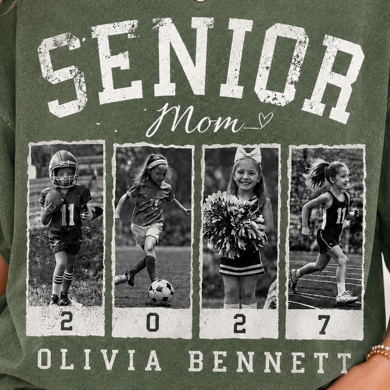 K&ouml;nnte beinhalten: Ein olivgr&uuml;nes T-Shirt mit dem wei&szlig;en Schriftzug SENIOR Mom und einem Herzsymbol. Darunter befinden sich vier schwarz-wei&szlig;e Fotopaneele eines Kindes in Sportkleidung beim Football, Fu&szlig;ball, Cheerleading und Laufen. Das Jahr 2027 und der Name OLIVIA BENNETT sind in Wei&szlig; gedruckt.