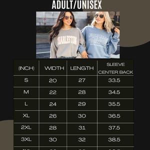 K&ouml;nnte beinhalten: Eine Gr&ouml;&szlig;entabelle f&uuml;r Unisex-Sweatshirts f&uuml;r Erwachsene mit einer Tabelle f&uuml;r Breite, L&auml;nge und &Auml;rmell&auml;nge ab R&uuml;ckenmitte in Zoll f&uuml;r die Gr&ouml;&szlig;en S bis 5XL, inklusive eines Fotos von zwei Personen, die Charleston-Sweatshirts tragen.