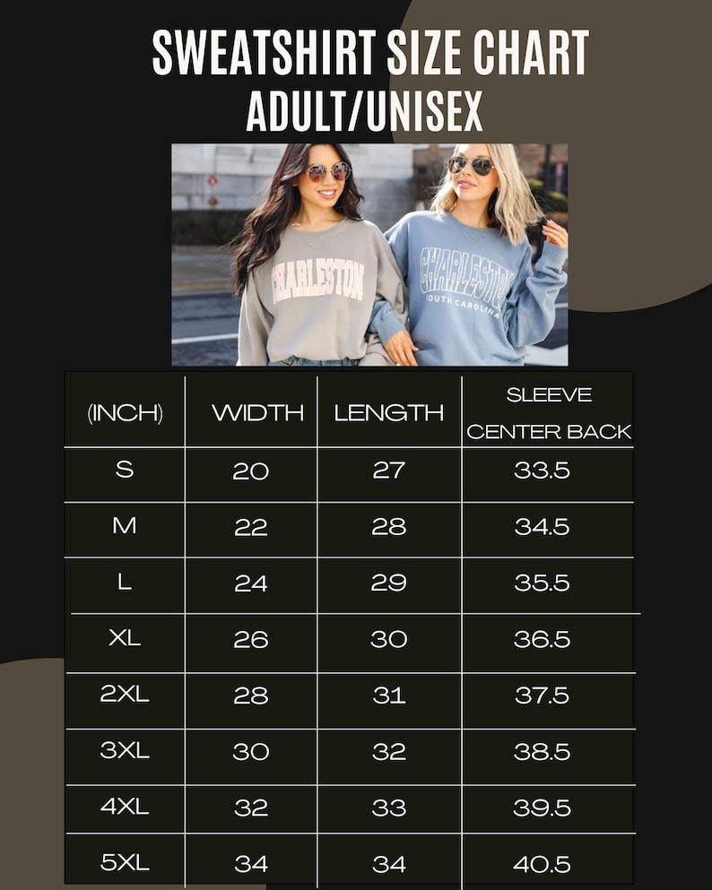 K&ouml;nnte beinhalten: Eine Gr&ouml;&szlig;entabelle f&uuml;r Unisex-Sweatshirts f&uuml;r Erwachsene mit einer Tabelle f&uuml;r Breite, L&auml;nge und &Auml;rmell&auml;nge ab R&uuml;ckenmitte in Zoll f&uuml;r die Gr&ouml;&szlig;en S bis 5XL, inklusive eines Fotos von zwei Personen, die Charleston-Sweatshirts tragen.