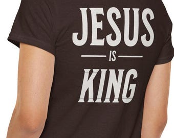 Camiseta «Jesús es Rey» / Camiseta de fe cristiana, estampado tipográfico minimalista en la espalda