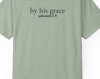 Camiseta con cita bíblica "Por Su Gracia", Efesios 2:8, diseño de fe cristiana