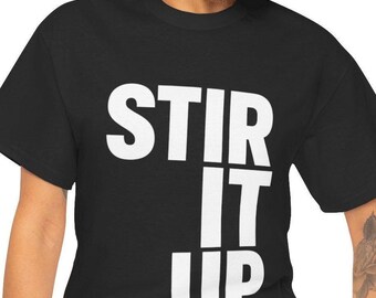 Camiseta gráfica "Stir It Up" / Camiseta con texto vertical en negrita