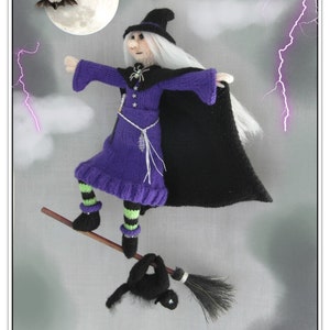 Puede incluir: Una muñeca de bruja de punto morado y negro montando una escoba con un gato negro. La bruja tiene el pelo largo y blanco y un sombrero negro. El fondo es un cielo nocturno tormentoso con luna llena y murciélagos.