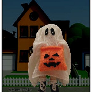 Puede incluir: Un fantasma de punto blanco sosteniendo una bolsa de truco o trato de calabaza naranja. El fantasma lleva zapatos negros y está de pie frente a una casa.