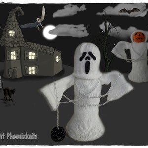 Può includere: Due ornamenti fantasma in maglia bianca con occhi e bocche neri, uno con una testa di zucca, su uno sfondo scuro con una casa di cartoni animati, un gatto nero e un cimitero.