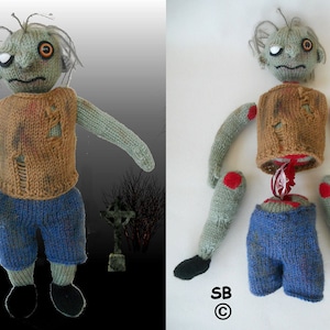Może przedstawiać: Pluszowa lalka zombie w brązowej koszulce, niebieskich spodniach i zielonym ciele. Lalce brakuje rąk i nóg, które są pokazane osobno. Lalka ma jedno białe i jedno pomarańczowe oko.