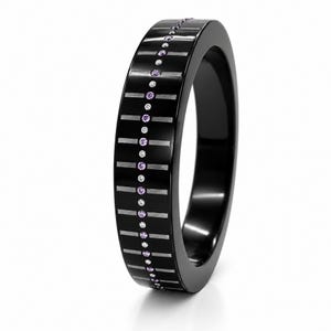 Könnte beinhalten: Ein schwarzer Bandring mit einer zentralen vertikalen Reihe aus abwechselnd kleinen klaren und hellvioletten Steinen. Die Oberfläche des Rings ist mit horizontalen geätzten Linien verziert, die von der Mitte bis zu den Rändern verlaufen.