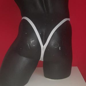 Very nice Y-string with a deep fit on the buttocks and approximately 14 mm straps.