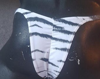 Rio Capri avec peu de tissu à l'arrière et des bretelles d'environ 14 mm.