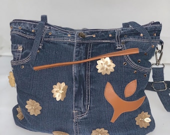 Sac fourre-tout en denim recyclé Levi's | Sac à bandoulière en jean fait main avec embellissements floraux