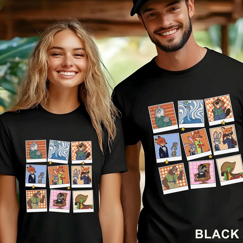 Pode incluir: T-shirts pretas com uma grelha de retratos de personagens de desenhos animados em molduras estilo polaroid. Os retratos mostram v&aacute;rios animais em diferentes roupas e poses. A palavra "BLACK" est&aacute; impressa em branco.