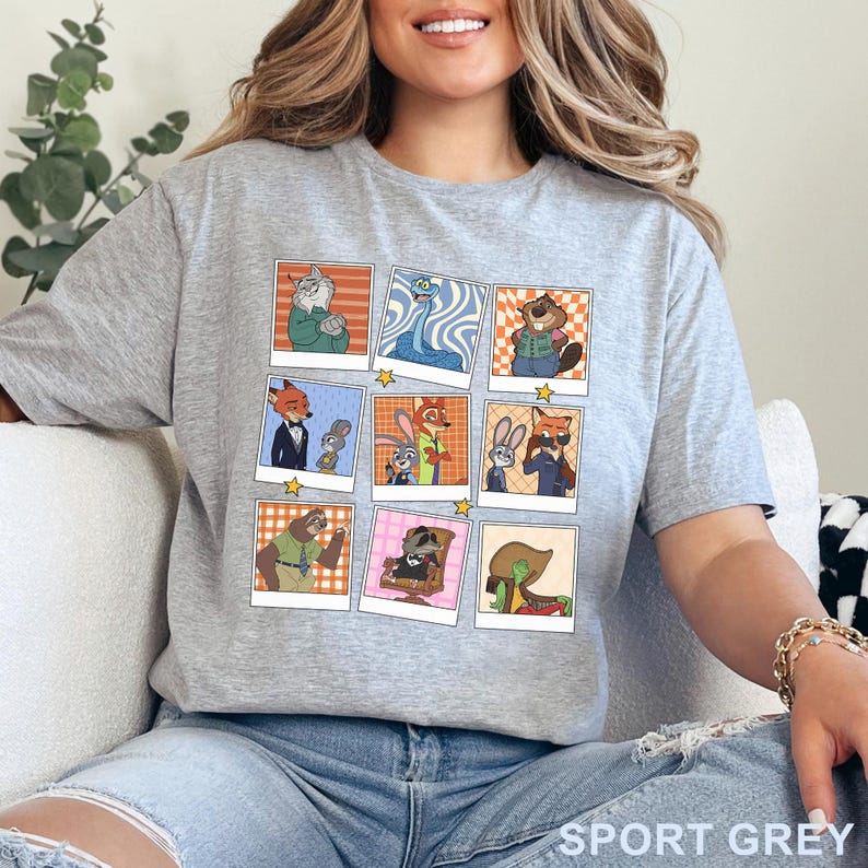 Pode incluir: Camiseta cinza esportiva com uma colagem de retratos de personagens de desenhos animados em molduras estilo polaroid. Os personagens s&atilde;o animais antropom&oacute;rficos em v&aacute;rias roupas. A camiseta tem o texto "SPORT GREY" impresso na parte inferior.