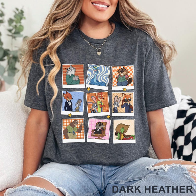 Pode incluir: T-shirt cinzenta escura mesclada com uma grade de imagens em estilo polaroid de personagens de desenhos animados. As imagens mostram v&aacute;rios animais em diferentes roupas e poses. O texto "DARK HEATHER" est&aacute; impresso na parte inferior da camiseta.
