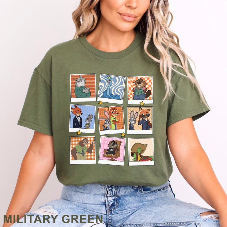 Pode incluir: T-shirt verde militar com uma grelha de retratos de personagens de desenhos animados em estilo Polaroid retro. Os retratos mostram v&aacute;rios personagens em diferentes roupas e poses. A camisa tem mangas curtas e gola redonda.