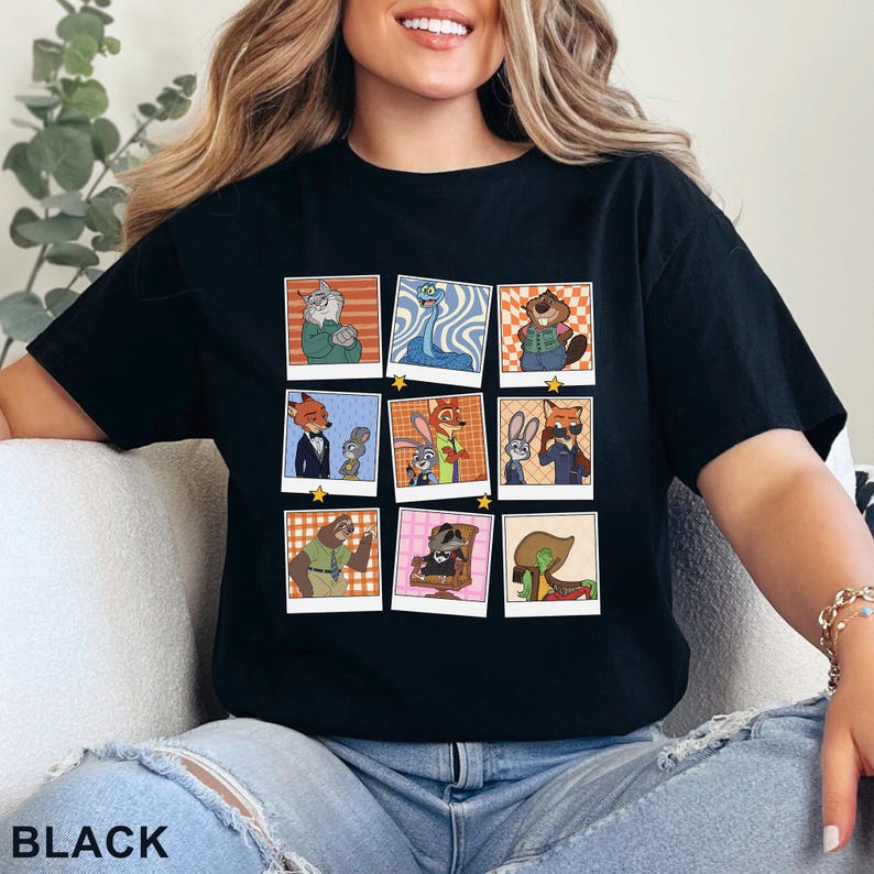 Pode incluir: Camiseta preta com uma grade de retratos de personagens de desenhos animados em estilo polaroid. Os retratos s&atilde;o de v&aacute;rios animais antropom&oacute;rficos. A palavra "BLACK" &eacute; impressa na parte inferior da camiseta.
