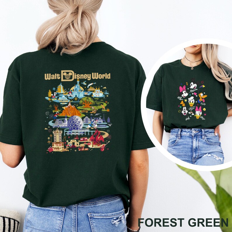 Op de afbeelding: Bost groene t-shirt met een kleurrijke afbeelding van Walt Disney World bezienswaardigheden en personages. De achterkant van de shirt toont de tekst "Walt Disney World" boven een gedetailleerde illustratie. De voorkant van de shirt toont Disney-personages.
