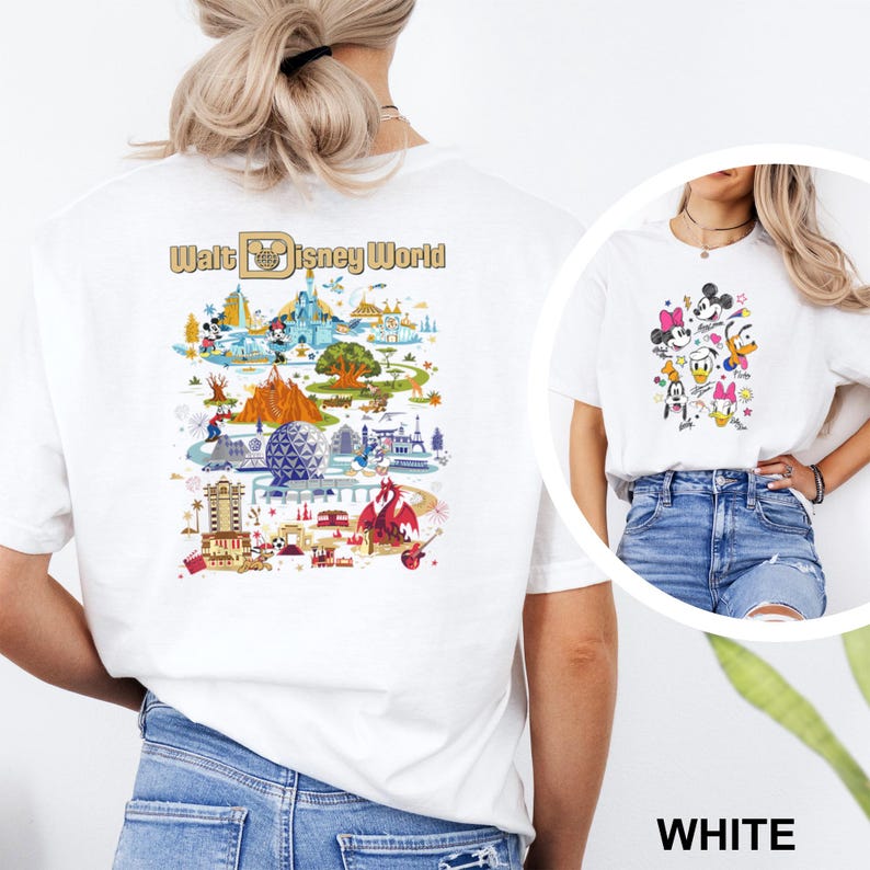 Op de afbeelding: Witte T-shirts met kleurrijke afbeeldingen. E&eacute;n shirt heeft een gedetailleerde kaart van Walt Disney World met de tekst "Walt Disney World". Het andere shirt toont stripfiguren, waaronder Mickey en Minnie Mouse.