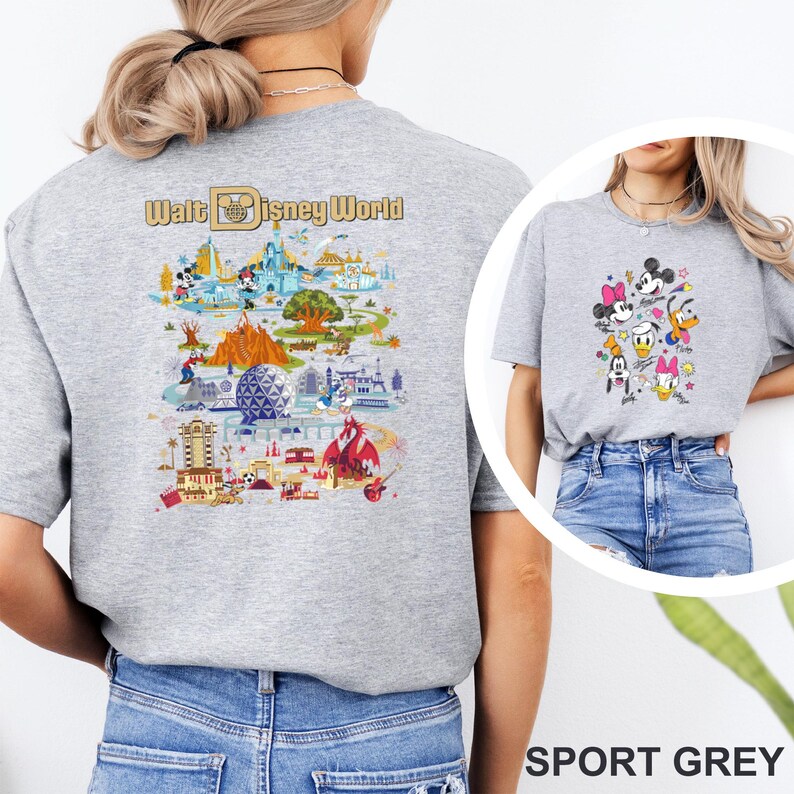 Op de afbeelding: Sportgrijs t-shirt met een kleurrijke kaart van Walt Disney World op de achterkant. De voorkant van het shirt heeft een afbeelding van Mickey Mouse, Minnie Mouse, Donald Duck, Daisy Duck, Goofy en Pluto. Het shirt is gemaakt van een zacht materiaal.
