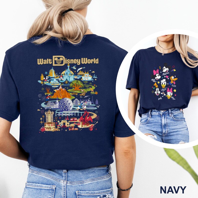 Op de afbeelding: Marineblauw T-shirt met een kleurrijke afbeelding van Disney World attracties en personages. De achterkant van het shirt toont een gedetailleerde kaart van het park met de tekst "Walt Disney World". De voorkant van het shirt heeft Disney-personages.