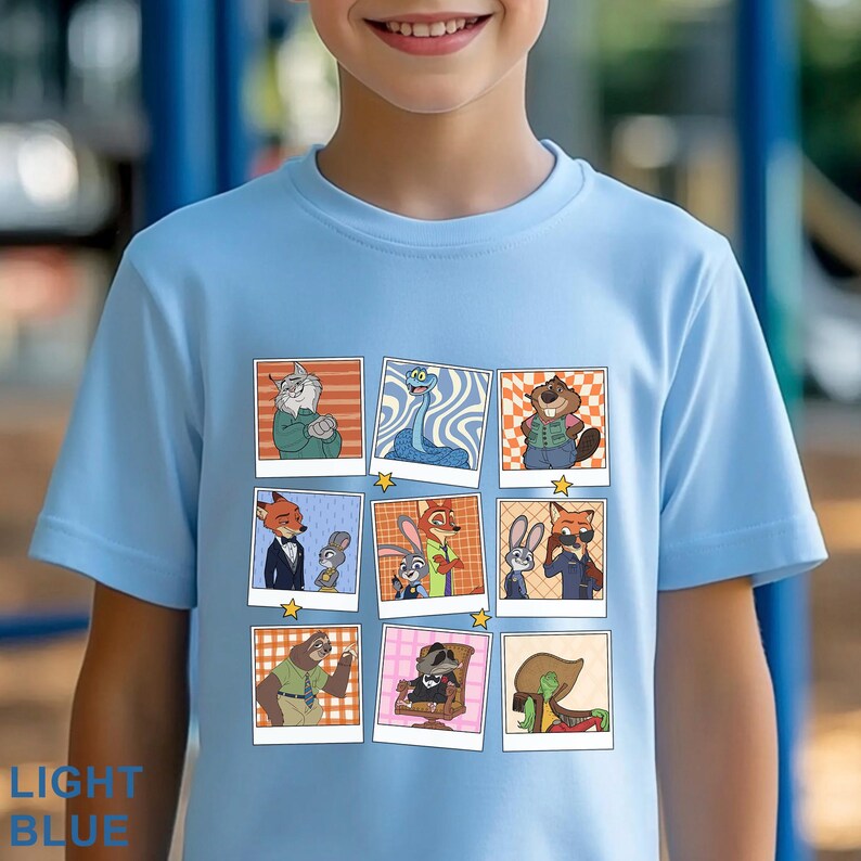 Pode incluir: Uma caneca de cer&acirc;mica branca com uma al&ccedil;a preta e o texto "But First, Coffee" em preto, com uma fonte manuscrita. A caneca est&aacute; sobre uma superf&iacute;cie branca.