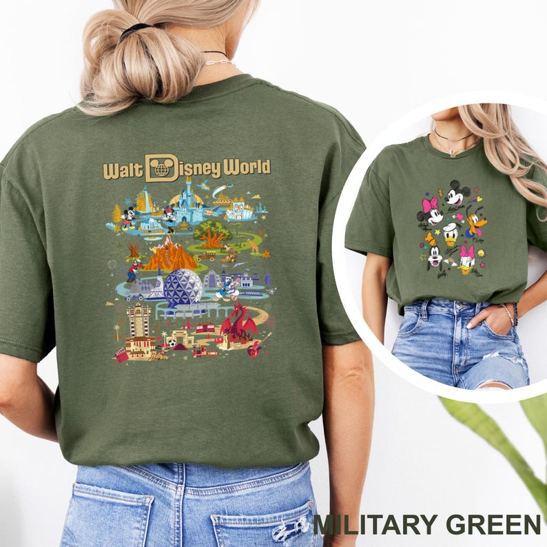 Op de afbeelding: Militairgroen t-shirt met een kleurrijke afbeelding van Walt Disney World attracties en personages. De achterkant van het shirt toont de tekst "Walt Disney World" boven een gedetailleerde illustratie van het park. Een kleinere afbeelding van Disney-personages staat op de voorkant.