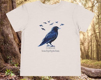 Camiseta infantil personalizável com estampa de corvo pintada à mão - tema natureza, ecológica.