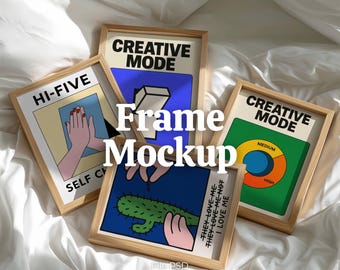 Op de afbeelding: Een verzameling ingelijste kunstdrukken met diverse ontwerpen en tekst, waaronder "HI-FIVE" en "CREATIVE MODE". De lijsten zijn van lichtkleurig hout en de prints tonen kleurrijke afbeeldingen en tekst op een witte achtergrond.