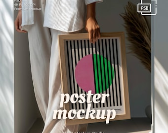 Verticale lijstmodel met persoon, persoon met lijstmodel PSD, kunstwerk lijstmodel, moderne muurkunst posterweergave