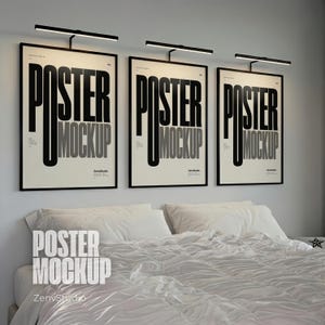 Könnte beinhalten: Drei vertikale rechteckige Poster in dünnen schwarzen Rahmen, die an einer Wand über einem Bett hängen. Jedes Poster zeigt den fetten schwarzen Text POSTER MOCKUP und das ZenStudio-Logo. Jeder Rahmen wird durch eine schmale schwarze LED-Leuchte beleuchtet.