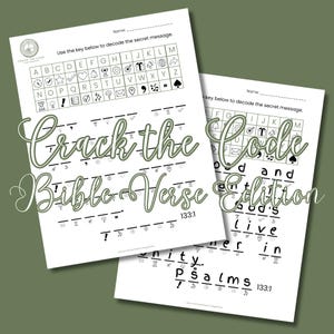 Op de afbeelding: Twee witte papieren activiteitenbladen getiteld Crack the Code Bible Verse Edition. Elk blad bevat een decoderingssleutel met letters A tot Z gekoppeld aan unieke iconen, gevolgd door regels voor het decoderen van een geheim bericht uit Psalm 133:1.