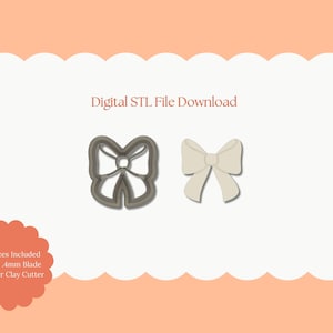 Op de afbeelding: Een afbeelding met een boogvormige polymeerklei-uitsteker en een boogillustratie. De tekst "Digital STL File Download" wordt boven de boogafbeeldingen weergegeven. De tekst "All Sizes Included Sharp .4mm Blade Polymer Clay Cutter" is ook opgenomen.