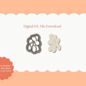 Könnte beinhalten: Digitaler STL-Dateidownload mit einem blütenförmigen Polymer-Ton-Ausstecher. Das Bild zeigt einen grauen Umriss und einen beigefarbenen Ausschnitt des Blumendesigns. Der Text lautet "Digital STL File Download" und "All Sizes Included Sharp 4mm Blade Polymer Clay Cutter."