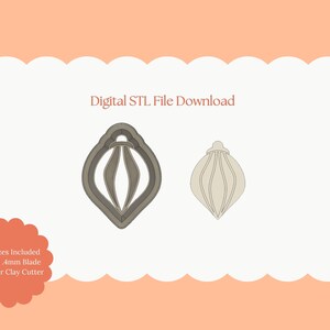 Puede incluir: Descarga digital de archivo STL con dos cortadores de arcilla polimérica con forma de adorno. El cortador más grande es gris, el más pequeño es de color beige. El texto incluye "Digital STL File Download" y "All Sizes Included Sharp 4mm Blade Polymer Clay Cutter."