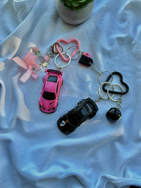 couple hot wheels porsche 911 gt3 keychains