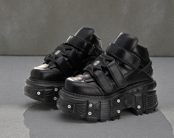 Zapatillas de plataforma punk para mujer, botines góticos con detalle metálico, zapatos gruesos con cordones