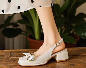 Sandalias de charol con forma de corazón: tacón grueso y punta cuadrada