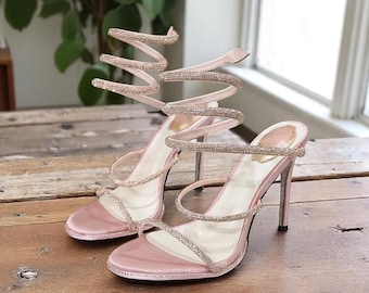 Sandalias de tacón alto de aguja de satén con diamantes de imitación y serpiente