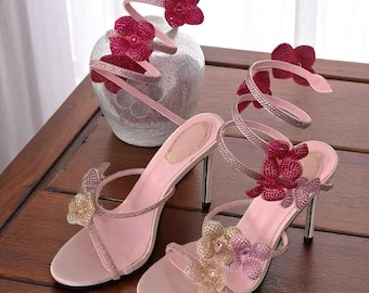 Tacones con tiras de cristal en el tobillo: elegantes sandalias de punta abierta estilo gladiador