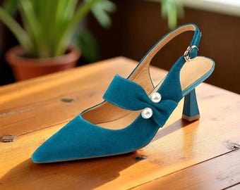 Sandalias de tacón alto de gamuza con tira trasera y punta puntiaguda con perlas para mujer. Elegantes zapatos de tacón alto para fiestas y bodas.
