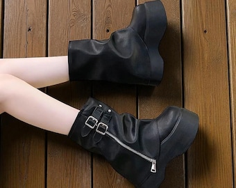 Botas de moto punk: plataforma de tacón grueso y detalle de hebilla de cinturón