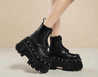 Botas de plataforma punk negras para mujer, botines góticos gruesos con detalle de remaches metálicos.