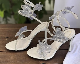 Tacones con tiras de cristal en el tobillo: elegantes sandalias de punta abierta estilo gladiador